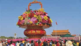 2023年10月11日，北京，大批游客在中国政治中心天安门广场参观游览。（魏尧）.jpg