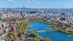 2022年3月31日，初春时节的北京城春意盎然，玉渊潭内樱花开始盛开，树木萌发新绿。_副本.jpg