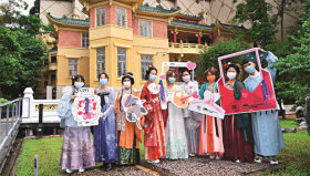 2021年8月14日，一群汉服爱好者在香港虎豹乐圃参加七夕活动时合影留念。（XINHUA）_副本.jpg
