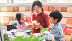 4月30日，五一小长假的第一天，居家隔离的一家只能在阳台上做了一顿丰盛的午餐庆祝节日_副本.jpg