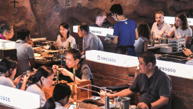 2022年6月6日，北京的餐厅恢复堂食第一天，许多市民来到簋街一家餐厅享受美食。_副本.jpg