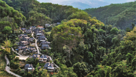 2022年3月16日，云南西双版纳傣族自治州景洪市嘎洒镇曼点村委会曼吕村小组，当地民居与雨林环境紧密结合。（XINHUA）_副本.jpg