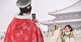 2023年12月13日，北京降下大雪，故宫游人如织，两名女性_123227.jpg