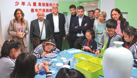 Spanish_delegates_observe_chil_137653.jpg