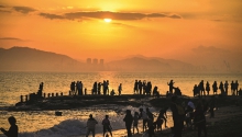 2024年2月1日，福建厦门，市民在环岛路珍珠湾海滩戏水游玩_138944.jpg