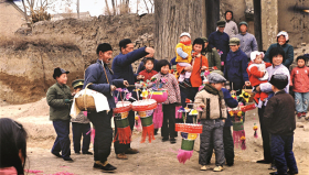 1984年2月16日，正月十五，陕西彬县城关镇村头一派节庆气_112485_副本.jpg