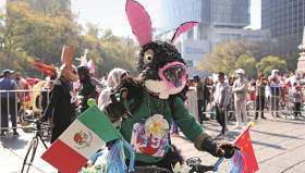 2. Jesús Ricardo Mora, de 47 años, se presenta con su atuendo llamado “Toing”._副本.jpg