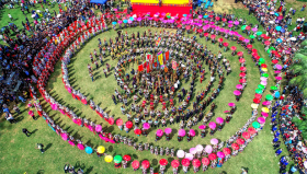 2018年4月18日，在广西柳州市龙潭公园，人们进行芦笙踩堂庆祝“三月三”。 （XINHUA）_副本.jpg
