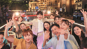 2021年9月21日，上海，周深（中）参加2021东方卫视“朤月东方”中秋梦幻夜”节目录制。（VCG）_副本.jpg