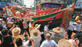 2016年7月22日，大暑节气，浙江台州湾上万名渔民汇聚到东_116570_副本.jpg