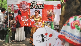 秘鲁留学生身着民族服装拍照。（魏尧）_137436.jpg