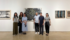 30 de septiembre de 2025. El pntor, su familia y trabajadoras del museop junto al cuadro de Olinda. Fotos cortesía de Museo de Arte He Xiangning de Shenzhen_副本.jpg